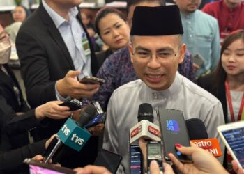 FAHMI Fadzil ditemui media pada lawatan kerja rasminya di Dewan Undangan Negeri (DUN) Sarawak.