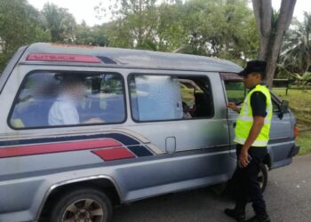 SEORANG anggota JPJ memeriksa sebuah van persendirian yang menjalankan perkhidmatan van sekolah tanpa permit menerusi penguatkuasaan yang dijalankan selama dua hari di sekitar kawasan Seremban dan Nilai.
