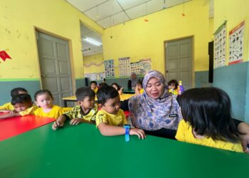 PEMILIK taska mengambil keputusan untuk mengehadkan aktiviti luar susulan cuaca panas yang sedang melanda di Gua Musang, Kelantan ketika ini. - UTUSAN/AIMUNI TUAN LAH