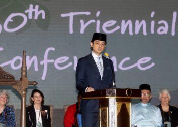 TENGKU Hassanal Ibrahim Alam Shah Al-Sultan Abdullah berucap pada Majlis Perasmian ACWW 30th Triennial World Conference Kuala Lumpur di Putrajaya. - UTUSAN/ FAISOL MUSTAFA