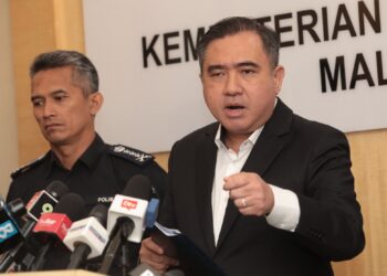 ANTHONY Loke ketika mempengerusikan mesyuarat jawatankuasa teknikal mengenai kesesakan jalan raya di Kementerian Pengangkutan, Putrajaya. -UTUSAN/ FAISOL MUSTAFA