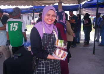 NORDINI Farina Hasni menunjukkan Roti Kapas Kukus perisa manisan dan pedas yang dijual dekat gerainya di Kampung Padang Jawa di Shah Alam, Selangor. - UTUSAN / ABDUL RAZAK IDRIS