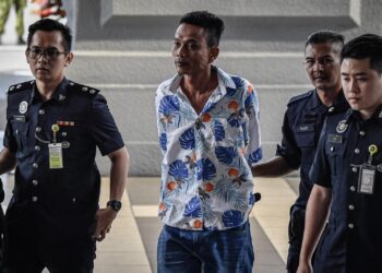 SHARIL Mohd. Sarif dibawa ke Mahkamah Sesyen Kuala Lumpur bagi menghadapi pertuduhan membuat ciapan jelik.  UTUSAN/FAIZ ALIF AHMAD ZUBIR