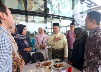 MOHD. Na'im Mokhtar beramah mesra dengan pengamal media pada Majlis Sambutan Aidilfitri bersama Menteri Agama di Putrajaya. -UTUSAN/FAISOL MUSTAFA