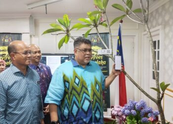 AB. RAUF Yusoh (kanan) menunjukkan maklumat inventori pokok selepas mengimbas kod QR pada majlis pelancaran aplikasi Mytrees@Melaka di Seri Negeri, Ayer Keroh, Melaka. - UTUSAN/MUHAMMAD SHAHIZAM TAZALI