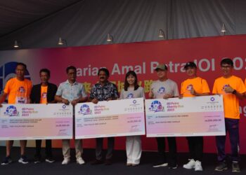 TEO Nie Ching (empat dari kanan) bergambar bersama penerima sumbangan daripada IOI Properties dalam program Larian Amal IOI Putra, yang diadakan di Bandar Putra, Kulai, hari ini.