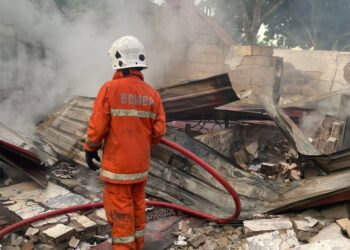ANGGOTA Bo,ba memadam kebakaran sebuah rumah di Jalan Gading Gajah 2,  Kampung Gajah Mati, di sini.