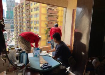 BEBERAPA pekerja DBKL memasang dinding memasang dinding sementara di sebuah rumah di Flat Perumahan Awam Loke Yew yang tercabut susulan hujan lebat beserta ribut yang berlaku di sekitar ibu negara semalam.