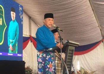 AHMAD Zahid Hamidi menyampaikan ucapan semasa menghadiri Majlis Mesra Aidilfitri Felcra Berhad di Pekarangan Maahad Tahfiz Yaakubiah, Bukit Tui, Machang, Kelantan hari ini-UTUSAN/ROSMIZAN RESDI