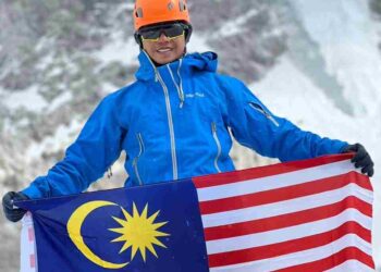 MUHAMMAD Hawari mengibarkan bendera Jalur Gemilang ketika menawan puncak Everest.