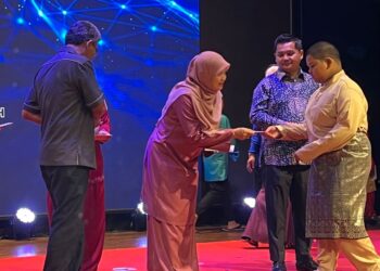 FADHLINA Sidek (dua dari kiri) menyampaikan sumbangan kepada pelajar sekolah menengah pada program Jerayawara Pendidikan Madani Peringkat Negeri Kelantan di Kota Bharu, Kelantan hari ini.-UTUSAN