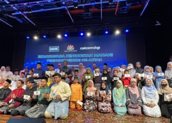FADHLINA Sidek (tengah) bergambar bersama murid dan pelajar yang menghadiri program Jerayawara Pendidikan Madani Peringkat Negeri Kelantan dan Majlis Hari Raya Bersama Menteri Pendidikan di Kota Bharu, Kelantan hari ini.-UTUSAN