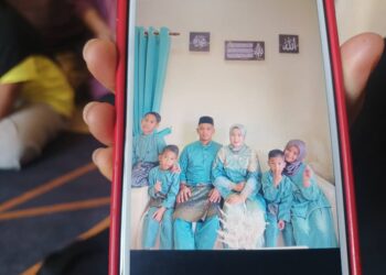 GAMBAR kenangan Muhammad Syarzmer Mohd. Rodi (tiga) kanan bersama dengan isteri anak-anaknya semasa sambutan Hari Raya Aidilfitri lalu-UTUSAN/ROHANA MOHD. NAWI