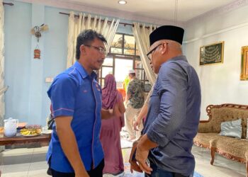 AMINURRAHIM Mohamed (kiri) melawat keluarga arwah Awang Askandar Ampuan Yaacub di Kampung Benoni, Papar hari ini.