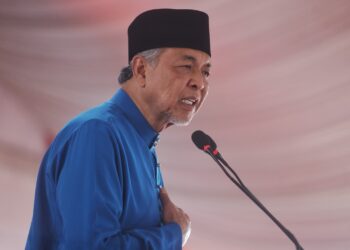 AHMAD Zahid Hamidi sewaktu berucap Majlis Rumah Terbuka Aidilfitri Badan Perhubungan UMNO Negeri Sembilan di Kompleks Sukan Komuniti Felda Jelai 2, Gemas, Tampin hari ini.-UTUSAN/MOHD. SHAHJEHAN MAAMIN.
