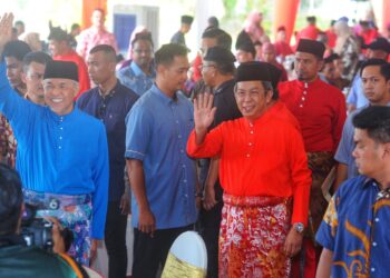 AHMAD Zahid Hamidi melambaikan tangan kepada hadirin pada Majlis Rumah Terbuka Aidilfitri Badan Perhubungan UMNO Negeri Sembilan di Kompleks Sukan Komuniti Felda Jelai 2, Gemas, Tampin hari ini.-UTUSAN/MOHD. SHAHJEHAN MAAMIN.