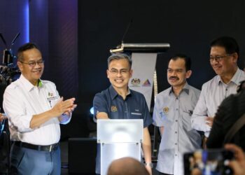 FAHMI Fadzil (dua kiri) merasmikan Majlis Sambutan Hari Telekomunikasi dan Masyarakat Berinformasi Sedunia di Plaza Merdeka di sini hari ini.