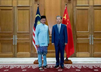 ANWAR Ibrahim menerima kunjungan Pengerusi Jawatankuasa Tetap Kongres Rakyat Kebangsaan (NPC) China ke-14, Zhao Leji ke Malaysia  di Putrajaya. semalam