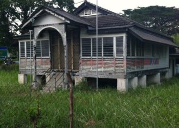 PEJABAT pos lama Tanjung Rambutan, Perak kini dipenuhi semak samun yang boleh menjadi habitat
haiwan berbisa atau sarang penagih dadah.