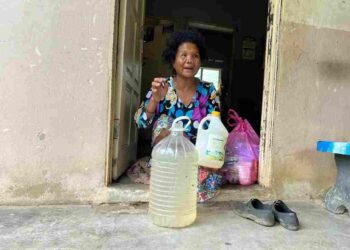 AMOI Latif menunjukkan bekalan air untuk memasak yang disimpan di rumahnya di Kampung Pasir Linggi, Gua Musang, Kelantan. – UTUSAN/AIMUNI TUAN LAH