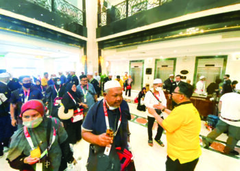 KUMPULAN pertama 284 jemaah haji dari Malaysia selamat tiba di Hotel Saja Al Madinah, semalam.