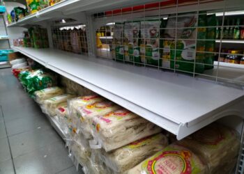 RAK untuk mengisi gula di sebuah kedai runcit di daerah Barat Daya, Pulau Pinang, kosong sejak seminggu lalu selepas peruncit mendakwa pengilang tidak lagi menghantar bekalan itu kepada mereka.