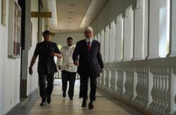 Zakir Naik derma wang saman RM1.52 juta kepada Palestin Zakir Naik derma wang saman RM1.52 juta kepada Palestin