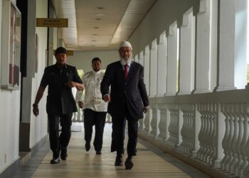 ZAKIR Naik (kanan) ketika hadir di Mahkamah Tinggi Kuala Lumpur. -  UTUSAN/SHIDDIEQIIN ZON