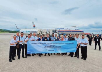 ANTHONY Loke (tengah) bersama pengurusan Petronas bergambar selepas menaiki pesawat Malaysia Airlines dari Kuala Lumpur yang menggunakan bahan api SAF ketika berkunjung ke Langkawi.