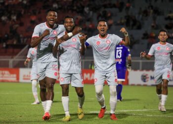 MARCUS Papee Macauley (tengah) bersama rakan sepasukan meraikan gol yang dijaringkan pada aksi Liga Super menentang Kelantan FC di Stadium Sultan Muhammad IV, Kota Bharu, Kelantan.UTUSAN/KAMARUL BISMI KAMARUZAMAN