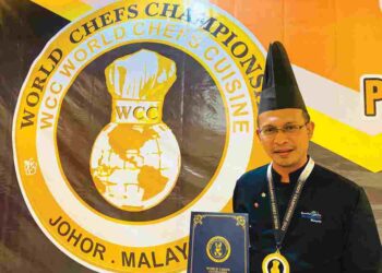 NAZRUL Hazel Mohd. Nor bergambar kenangan selepas dinobatkan juara kategori pasta pada Kejohanan WCC di Johor Bahru baru-baru ini.