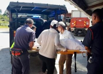 MAYAT pelancong China yang lemas diserahkan kepada pasukan polis di Kota Belud hari ini