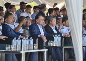 ANWAR Ibrahim bersama Mohamad Hasan menyaksikan demonstrasi segmen maritim pada LIMA23 di Resort World Langkawi. -UTUSAN/ SHAHIR NOORDIN