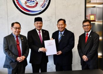 JUIL Nuatim (dua kanan) menyerahkan permohonan menyertai GRS kepada Hajiji Noor (dua kiri) sambil disaksikan oleh Jeffrey Kitingan (kiri) dan Joachim Gunsalam (kanan) di Kota Kinabalu hari ini