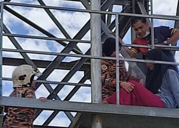 ANGGOTA bomba menyelamatkan seorang remaja perempuan yang memanjat tangki air setinggi enam meter dipercayai cuba membunuh diri dalam kejadian di sebuah asrama kebajikan di Kampung Durian Daun Dalam, Melaka.
