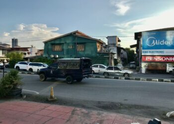 ANGGOTA forensik membawa keluar mayat seorang lelaki yang dijumpai di ruang parkir bawah tanah sebuah hotel di Kota Bharu, Kelantan hari ini.-UTUSAN/ROSLIZA MOHAMED
