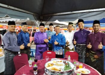 MUHAMAD Zaki Harun (tiga kiri) bersalaman dengan Timbalan Komander Keselamatan Sempadan Wilayah Narathiwat, Pol. Kol. Somchai  Srisorayut yang hadir ke majlis Sambutan Aidilfitri IPD Tumpat, Kelantan malam tadi-UTUSAN/ROHANA ISMAIL