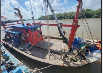 BOT nelayan kelas B1 yang disita kerana terlibat dalam kegiatan menyeleweng diesel berjumlah 12,000 liter di Kuala Kedah