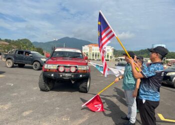 DR. Zaini Hussin (kanan) melepaskan peserta konvoi Jelajah Agenda Nasional Malaysia Sihat (ANMS) ke Pos Balar di Tapak Pasar Lambak, Bandar Baru, Gua Musang, Kelantan hari ini.UTUSAN/AIMUNI TUAN LAH