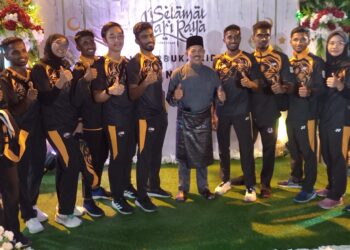 NUR AZMI Ahmad bersama skuad karate negara yang bertanding di Sukan SEA Kemboja 2023 
di Majlis Rumah Terbuka Aidifitri di Kampung Atap, Ujong Pasir, Melaka. - UTUSAN/AMRAN MULUP