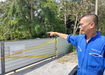 JAMALUDIN Harun menunjukkan antara lokasi yang telah disita pihak bertanggungjawab bagi menghentikan kerja-kerja perlombongan haram nadir bumi di Kampung Sikai, Kuala Pilah. UTUSAN/NOR AINNA HAMZAH