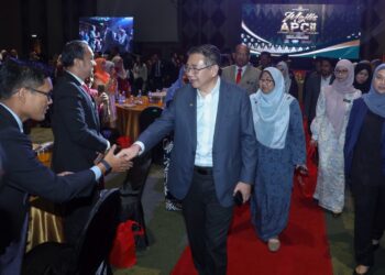 SALAHUDDIN Ayub beramah mesra dengan penerima Anugerah Perkhidmatan Cemerlang KPDN dan Agensi 2022 di Putrajaya (PICC). - UTUSAN/FAISOL MUSTAFA