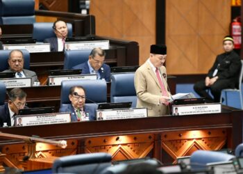 HAJIJI Noor semasa membentangkan RUU berkaitan undang-undang Anti Lompat Parti di DUN Sabah di Kota Kinabalu.