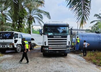 PASUKAN penguatkuasa KPDN Negeri Sembilan memeriksa lori tangki dan 'skid tank' mengandungi diesel bersubsidi dalam Op Tiris di Kampung Sungai, Port Dickson.