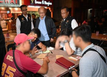 ANTARA individu yang dikompaun selepas dipercayai merokok di kawasan premis makanan di Bukit Beruang, Ayer Keroh, Melaka. - UTUSAN/AMRAN MULUP