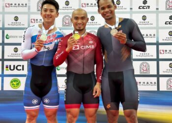 Pelumba berbasikal trek negara, Datuk Azizul Hasni Awang (tengah) meraih pingat emas acara pecut di Piala Trek Antarabangsa Hong Kong hari ini (Foto: ihsan Azizul Hasning Awang)