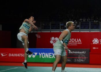 Pasangan beregu lelaki negara, Aaron Chia dan Soh Wooi Yik ketika menentang pasangan Indonesia, Leo Rolly Carnando dan Daniel Marthin pada Kejohanan Badminton Perodua Malaysia Masters 2023, di Stadium Axiata Arena , di sini hari ini. Foto: SHIDDIEQIIN ZON