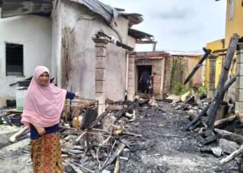 FARIDAH Ali menunjukkan kawasan pondok yang terbakar dalam kejadian di Kampung Wakaf Bharu, Tumpat, Kelantan-UTUSAN/ROHANA ISMAIL