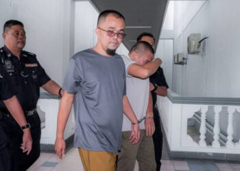 TERTUDUH mengaku bersalah di Mahkamah Sesyen, Ayer Keroh, Melaka atas pertuduhan memukul isterinya sehingga mengalami kecederaan parah. - UTUSAN/SYAFEEQ AHMAD