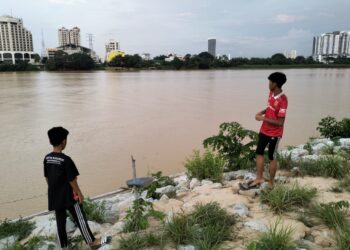 PENDUDUK  menunjukkan lokasi penemuan mayat yang terapung di Sungai Kelantan dekat Kampung Pasir Pekan, Tumpat, Kelantan semalam-UTUSAN/ROHANA ISMAIL.